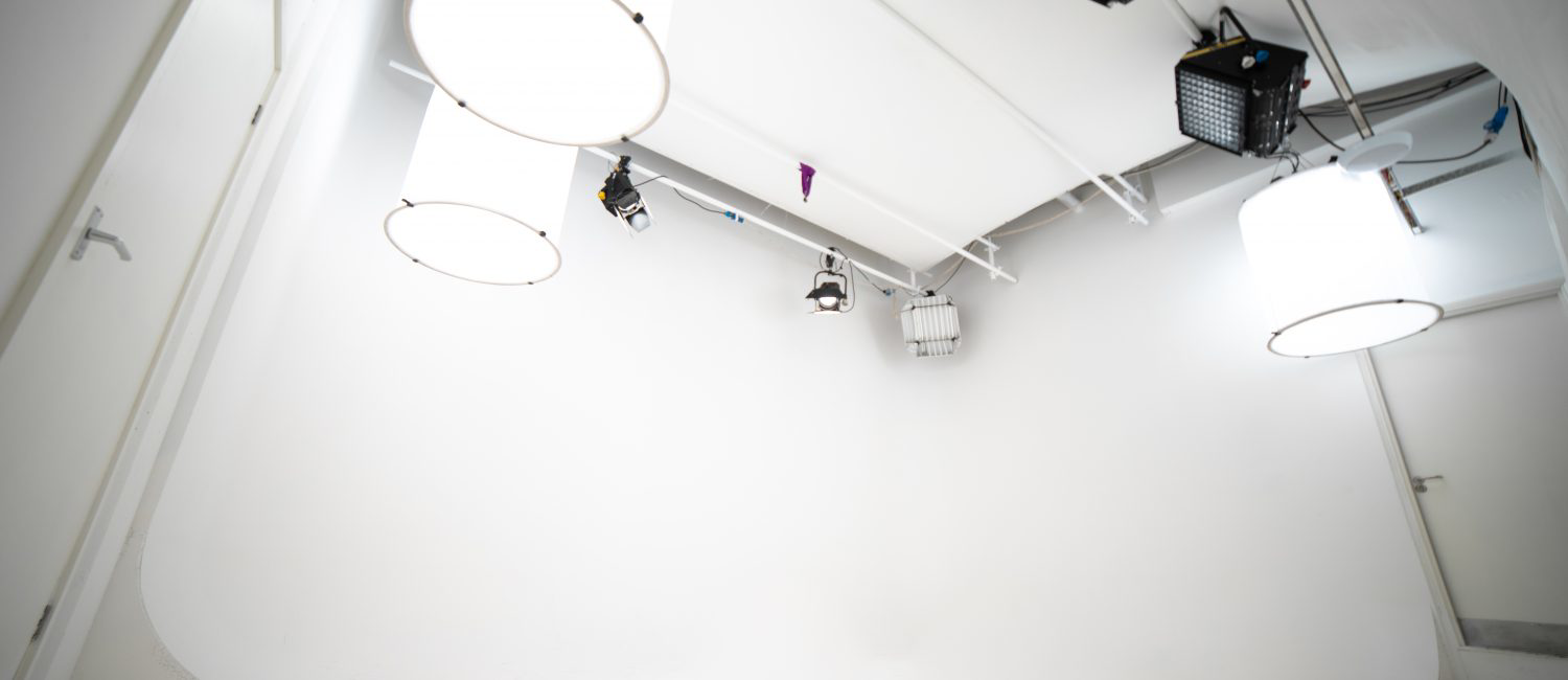a white room with a lamp and a table with a basket and a basket