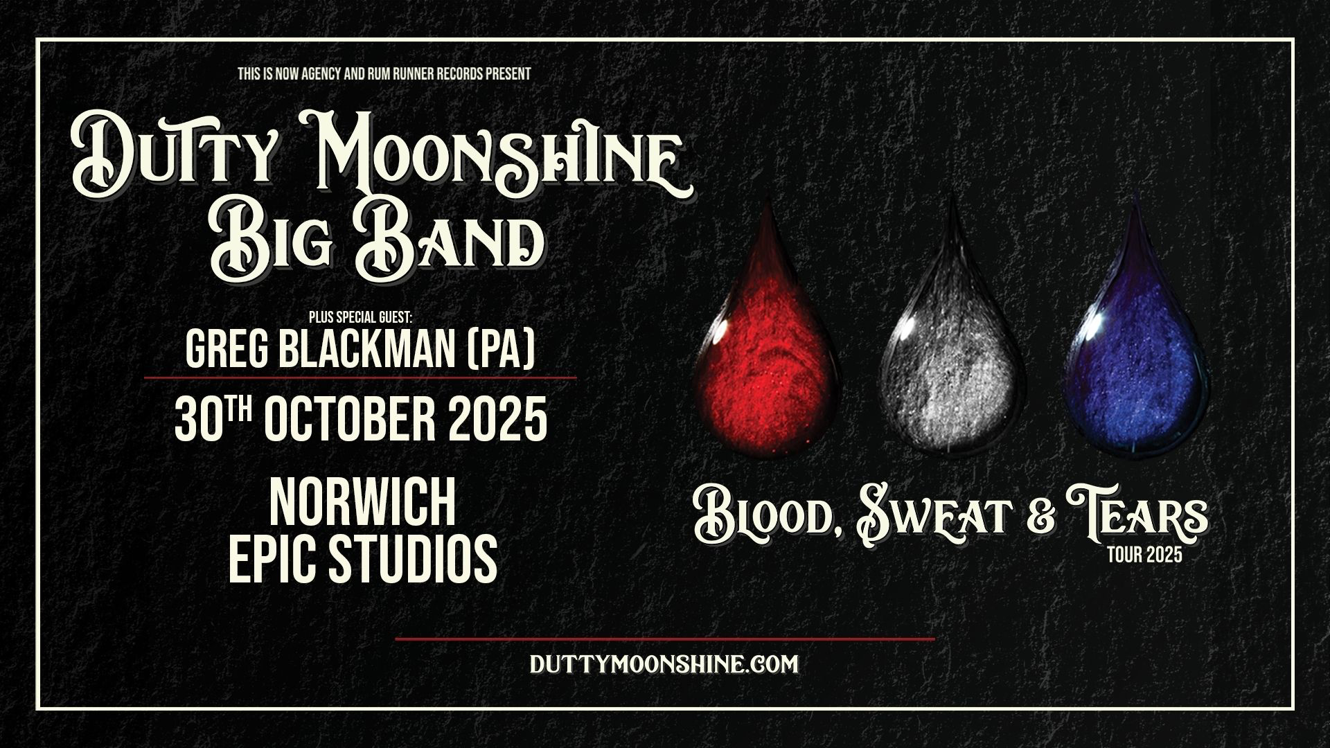 a close up of a cat's eyes